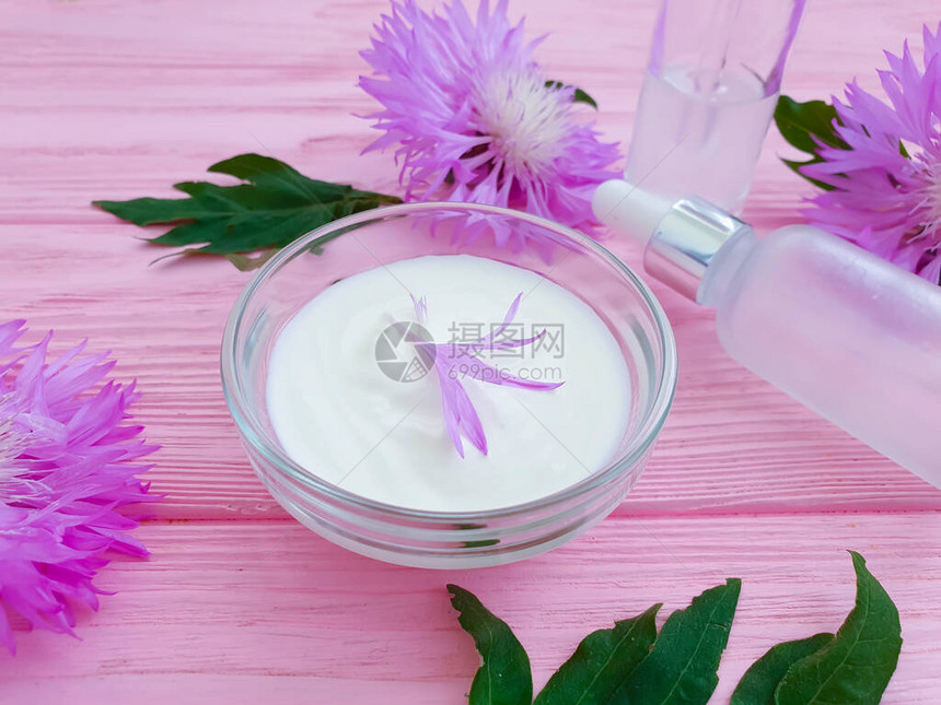 木制背景紫锥菊上的奶油化妆品花图片