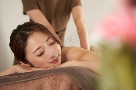日本女人在美容院做背部按摩图片