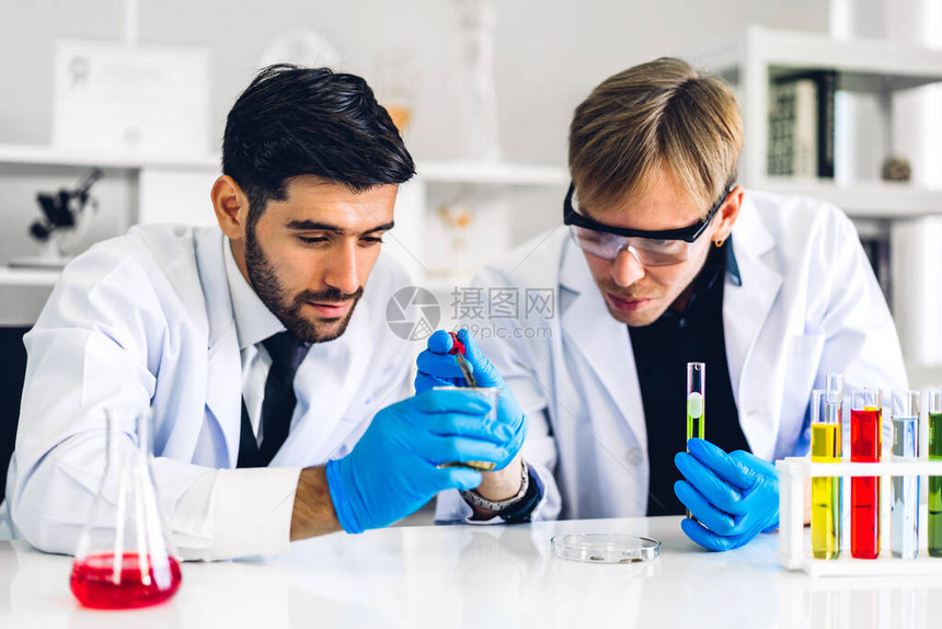 专业两名科学家研究和工作做化学实验图片