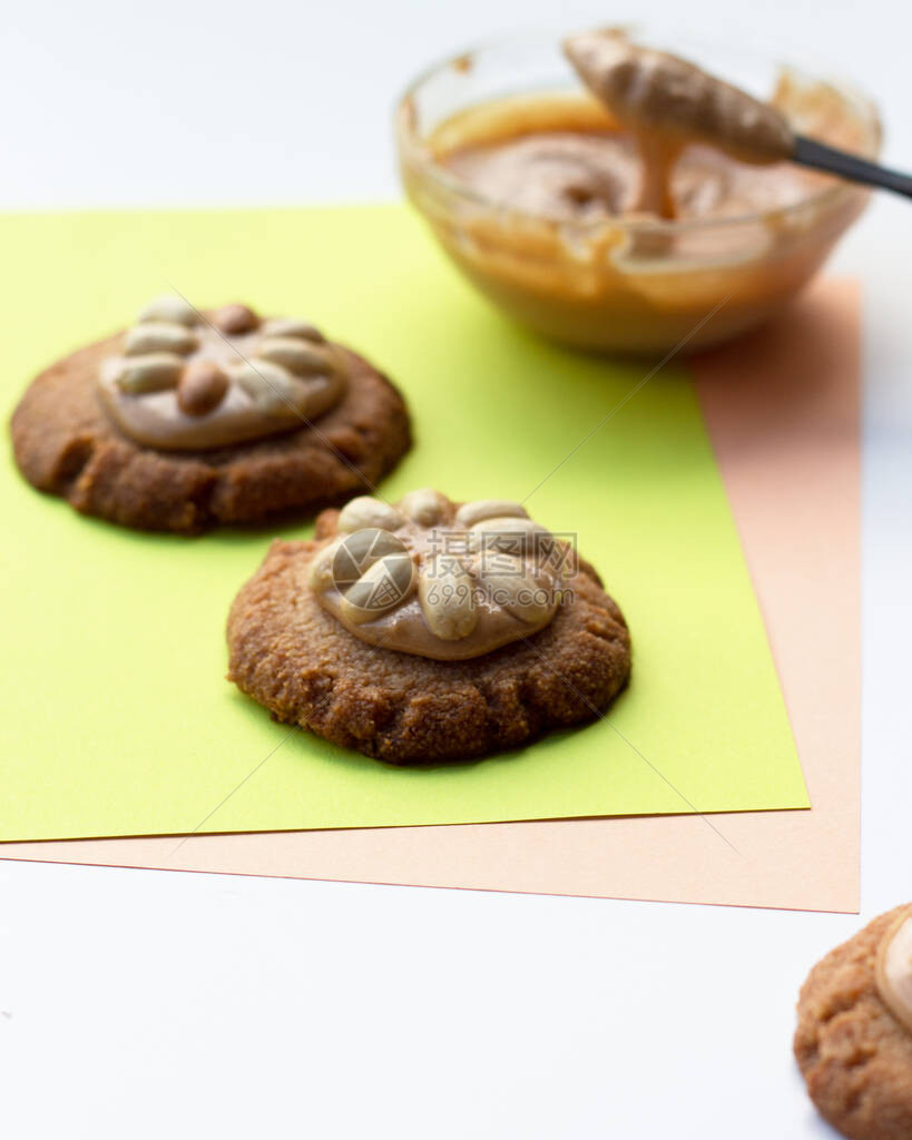 传统的塞内加尔饼干五美分加花生酱明亮的背景上自制饼干的特写镜头无麸质杏仁粉烘焙食品酮饮食图片
