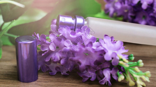 香水瓶喷雾和紫花的光鲜奢华体图片