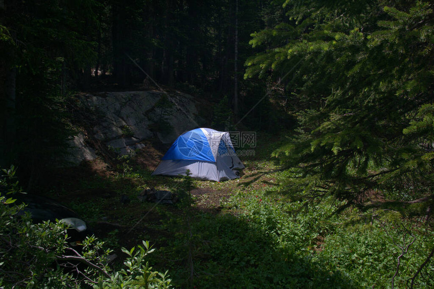 蓝色和白色帐篷图片