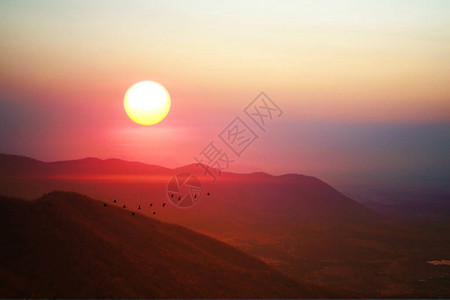 清晨天亮在青山和月光鸟上飞在泰国洛普布里图片