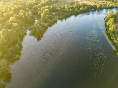 日落的光线下河边的Kayak船空图片