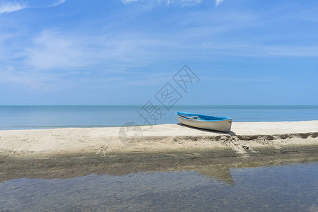 一艘船在海滩上图片