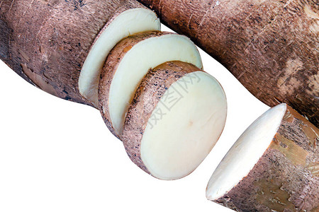 木薯块茎和切片分离在白色图片