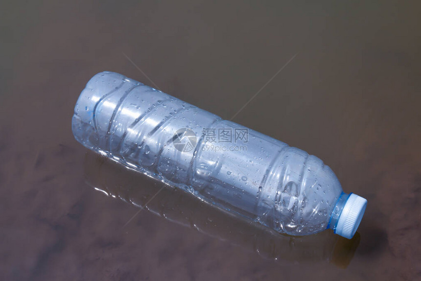 废塑料瓶漂浮在水面上用垃圾塑料污染图片