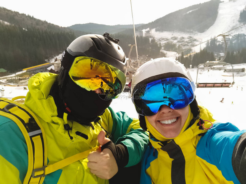 滑雪胜地夫妇的自拍图片