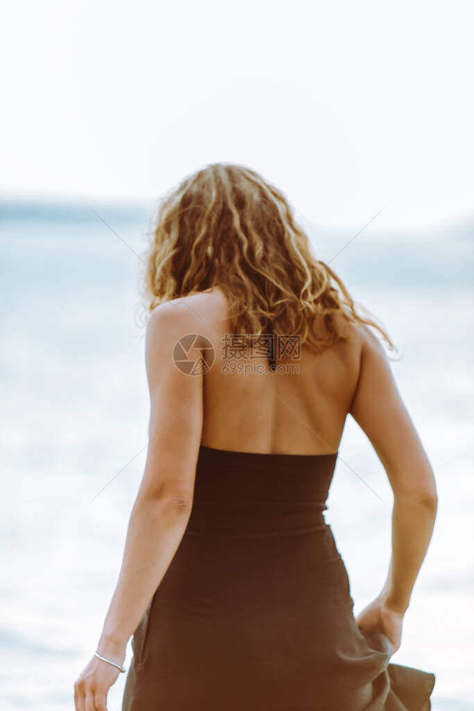 身着黑衣服的女子在海边无忧护的图片