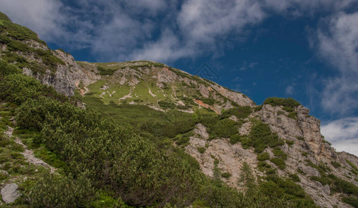 奥地利南部Mittagskogel山部分地区的山谷图片