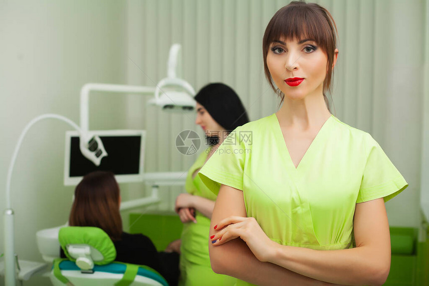 牙医正在牙科诊所给客户治疗牙齿图片