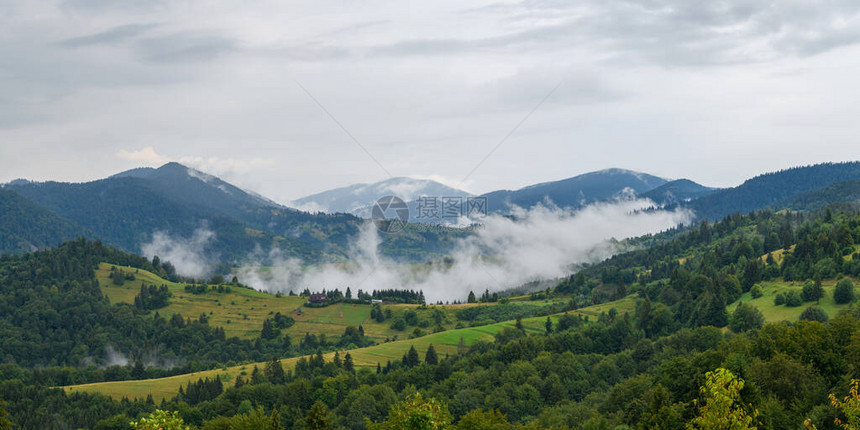 在薄雾景观中美丽的雾和云山的壮丽景色rai之后的夏季时间图片