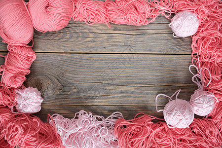 不同大小和颜色的羊毛线球框架木背景手工艺手工编织概念顶视图片