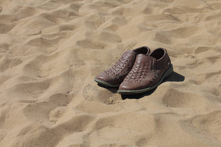 沙子上留下的鞋子图片