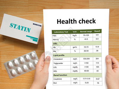 病人手拿着健康检查结果文件图片