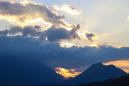 山和森林背景下美丽的山夕图片