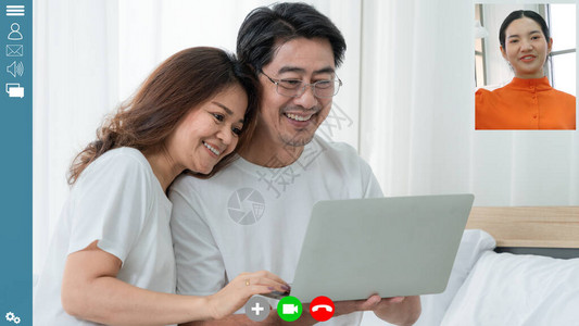 幸福的家庭在家里用网络视频通话交谈图片