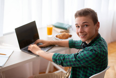 在家放学用空屏幕打笔记本电脑吃零食的图片
