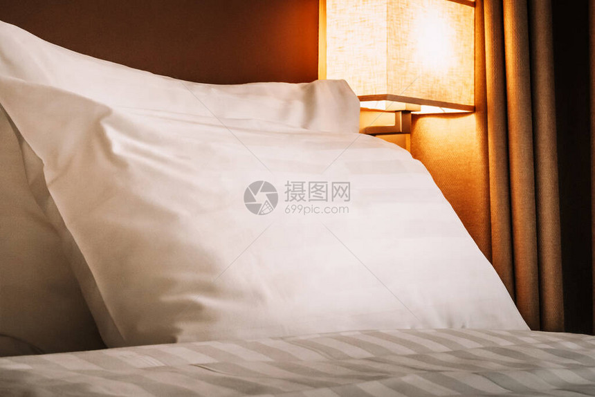 现代酒店客房的空床图片