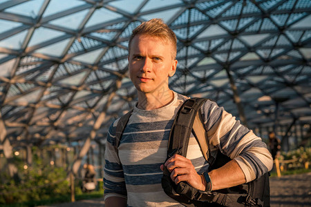 莫斯科Zaryadye公园共空间内一名青年男子的肖像和玻图片