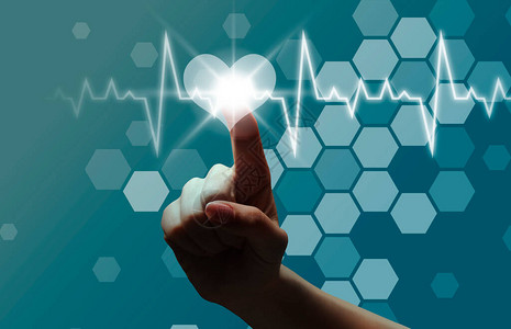 脱氧核糖酸在虚拟屏幕上与蓝色背景的心形图和六角细胞进行创造女手按心脏按钮的背景