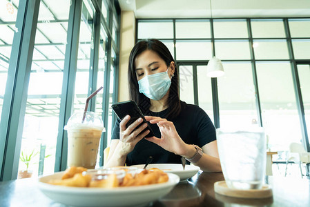 一位亚洲美女必须戴蓝面罩图片