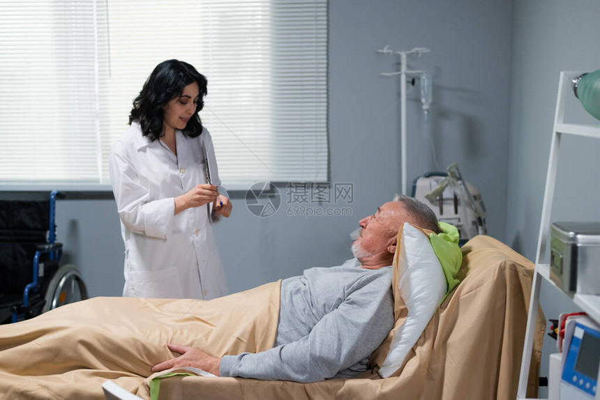 一名女医生在与她的病人交谈她躺在医图片