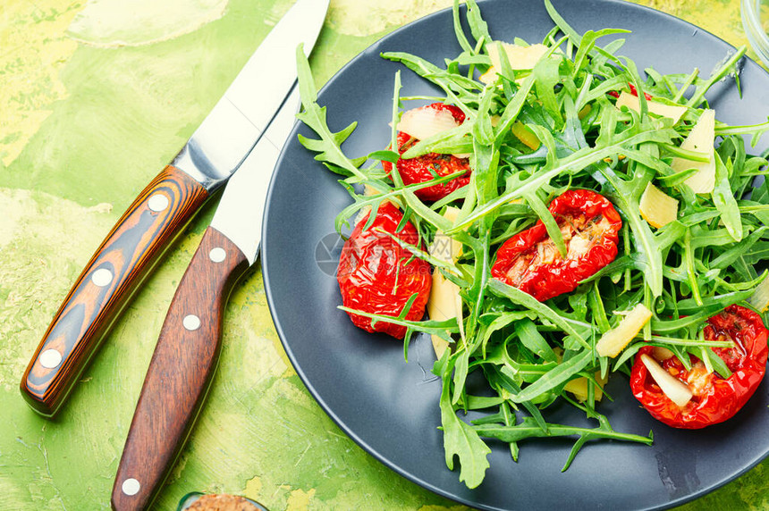 晒干番茄和芝麻菜的健康蔬菜沙拉图片