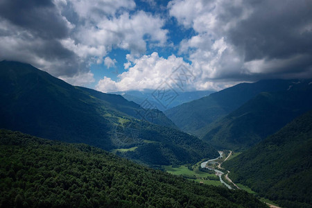 戏剧山景山里的夏天雨云图片