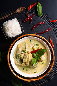 泰国鸡和小竹子绿色咖喱和黑底米饭带复制空图片
