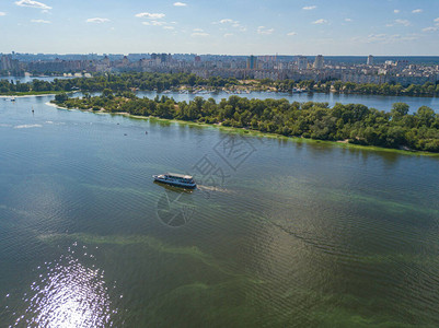 船沿基辅的Dnieper河航图片