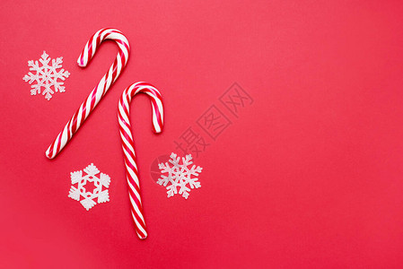 红色背景上的圣诞装饰雪花和糖果手杖图片