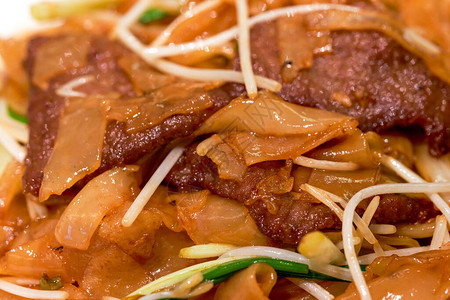 一道美味的经典粤菜炒牛肉米粉图片