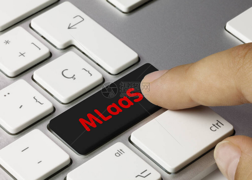 MLAAS写入于金属键盘的黑键图片