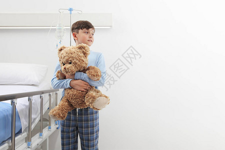 病房里的孩子站在床边图片
