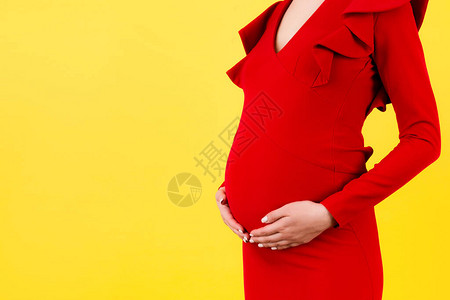 孕妇身穿红色连衣裙的裁剪图像图片