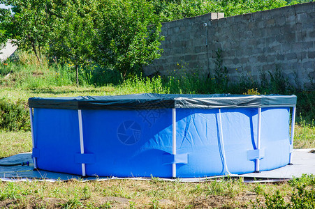 蓝泳池在私人住宅的后院框图片