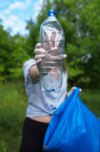 志愿者持有塑料瓶环境污染概图片