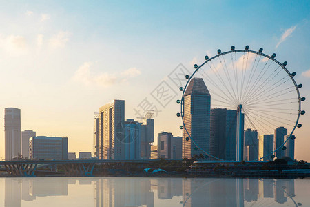 巨人Ferris轮和新加坡城市建筑在日落图片