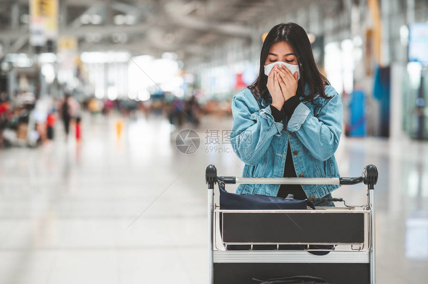 亚裔女游客图片