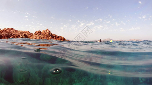 撒丁岛水晶下景观全景水肺潜水浮潜图片