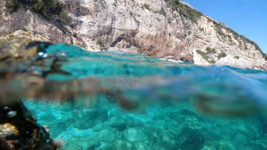撒丁岛水晶下景观全景水肺潜水浮潜图片