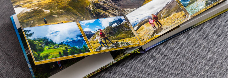 甲板桌上的相册与旅行照片图片
