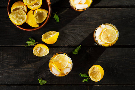 由新鲜手挤柠檬和冷黑茶冰和糖混合而成的清新夏季饮料图片