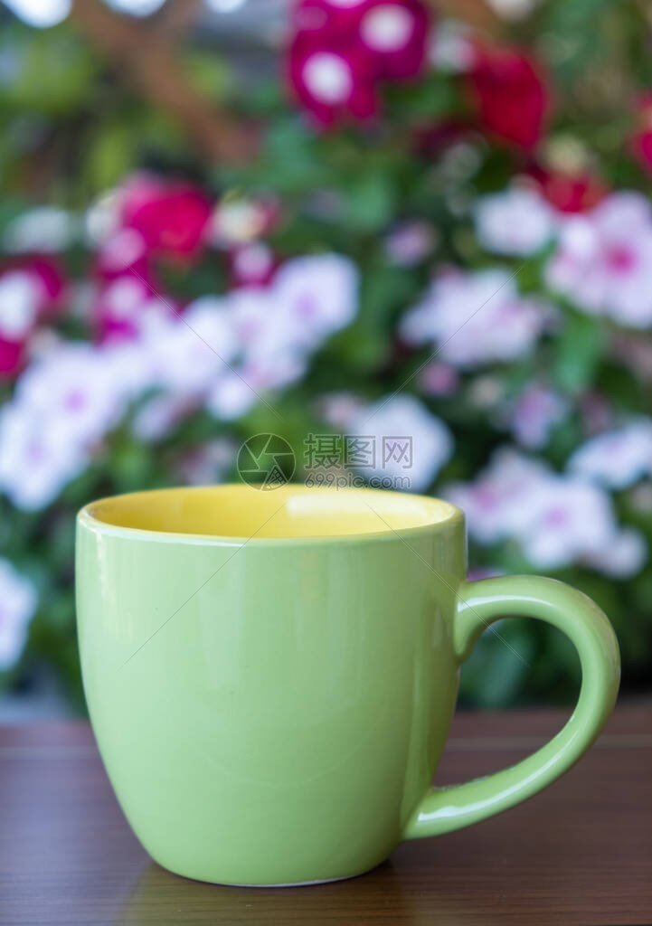 花园桌上的咖啡杯样机图片