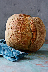 白种小麦和全面粉制成的鲜烤乡间面包图片