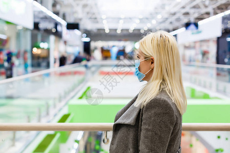 一名年轻女子在购物中心购物时戴着防护面具疾病健康和病图片