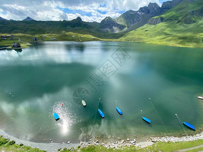 Alps山群中的Melchsee或Melch湖上的船只图片