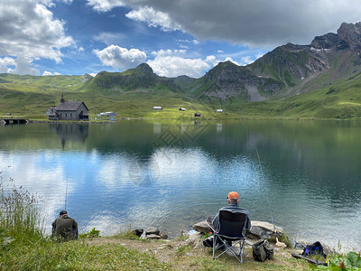 人工高山湖Melchsee或Melch湖的渔民在UriAlps山地块图片