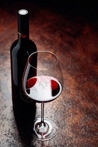 瓶子和杯红酒有选择的焦图片